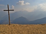 76 Il bel crocione ligneo panoramico sulla valle e verso il Venturosa nella foschia